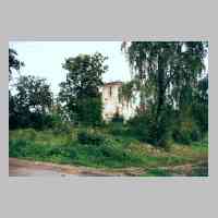 073-1039 Petersdorf 2001. Das Schulhaus ist verschwunden. Ein kleiner Steinhaufen liegt noch am Weg.jpg